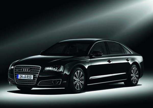 Обои Автомобиль Audi a8 на дороге