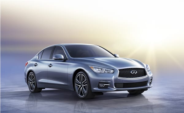 Обои Красивый автомобиль Infiniti Q50 2014 года в Москве