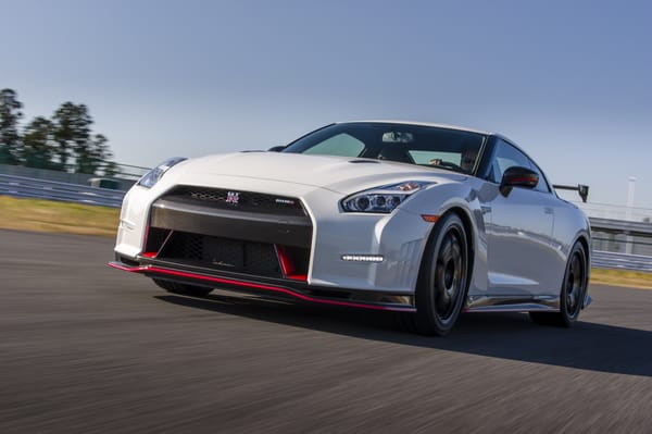 Обои Тест драйв автомобиля Nissan GT-R Nismo 2014