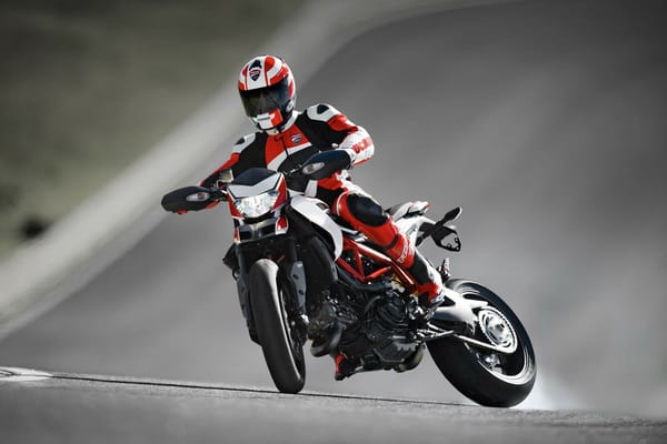 Обои Тест-драйв мотоцикла Ducati Hypermotard