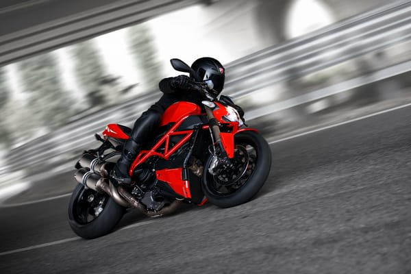 Обои Новый мотоцикл на дороге Ducati Streetfighter 848
