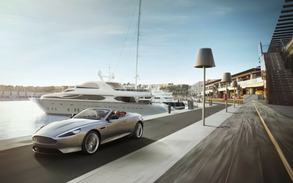 Обои Кабриолет Aston Martin на фоне яхты